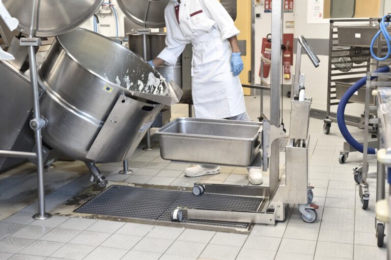 Plateau inox avec sécurité bac GN en situation dans une cuisine