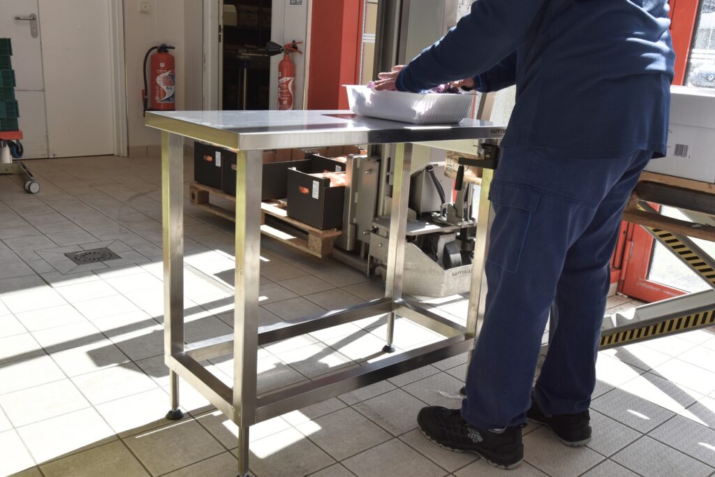 Homme utilisant une Table à hauteur variable manuelle