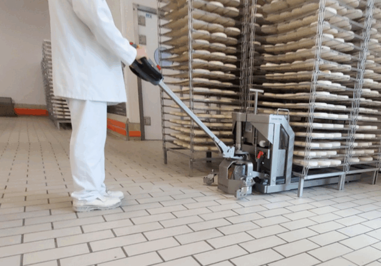 transpalette manutention de piles de claies à fromages